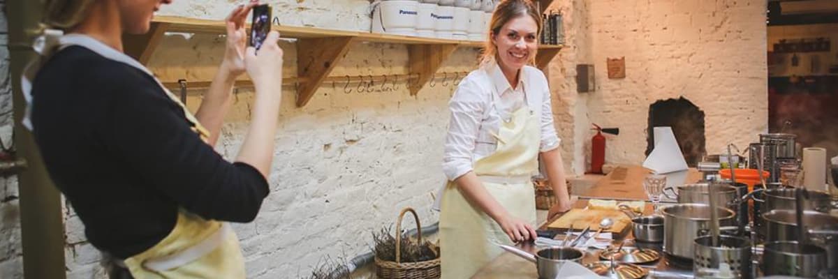 ragazza in cucina